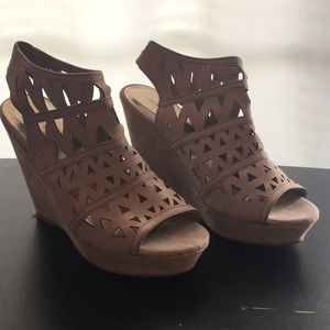 Cage Detailed Nude Suede Wedges